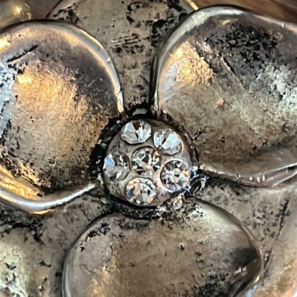 Faux pearl flower bracelet - Picture 4 of 5